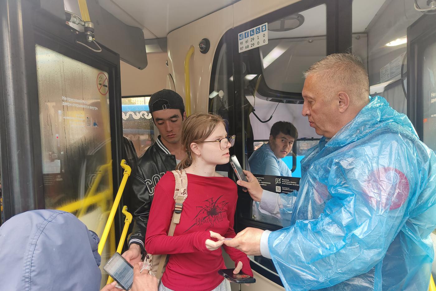 Усиленная проверка оплаты проезда впервые прошла у станции метро "Молодёжная"