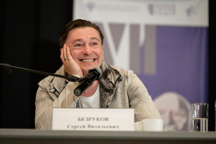 Сергей Безруков объяснил, почему не стоит размахивать руками и чем опасно стремление быть известным