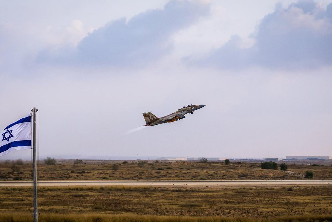 Израильские ВВС нанесли удары по ядерным и военным объектам в Тегеране