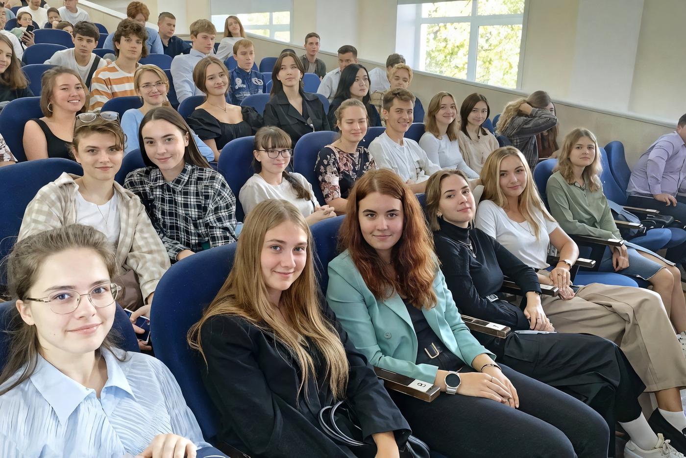 Варвара на филфаке,–дальняя девушка в первом ряду