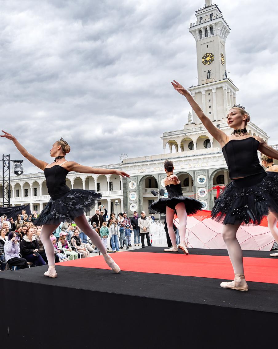 Собрали самые яркие фотографии с театрального фестиваля на Северном речном вокзале