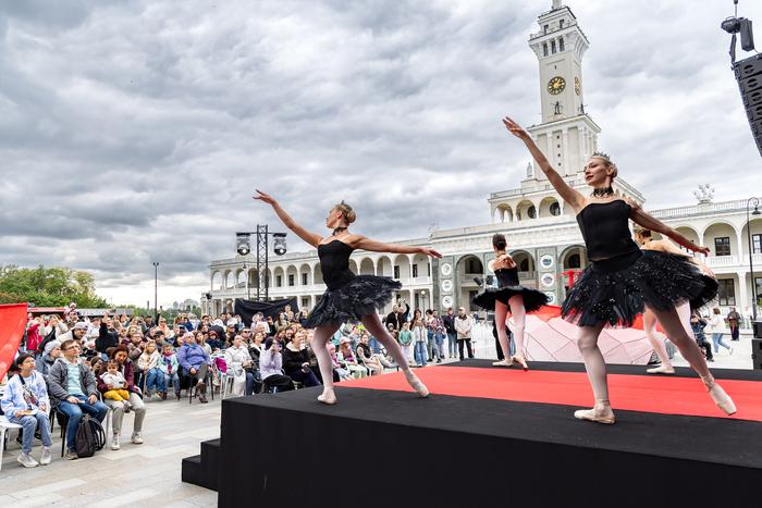 Собрали самые яркие фотографии с театрального фестиваля на Северном речном вокзале