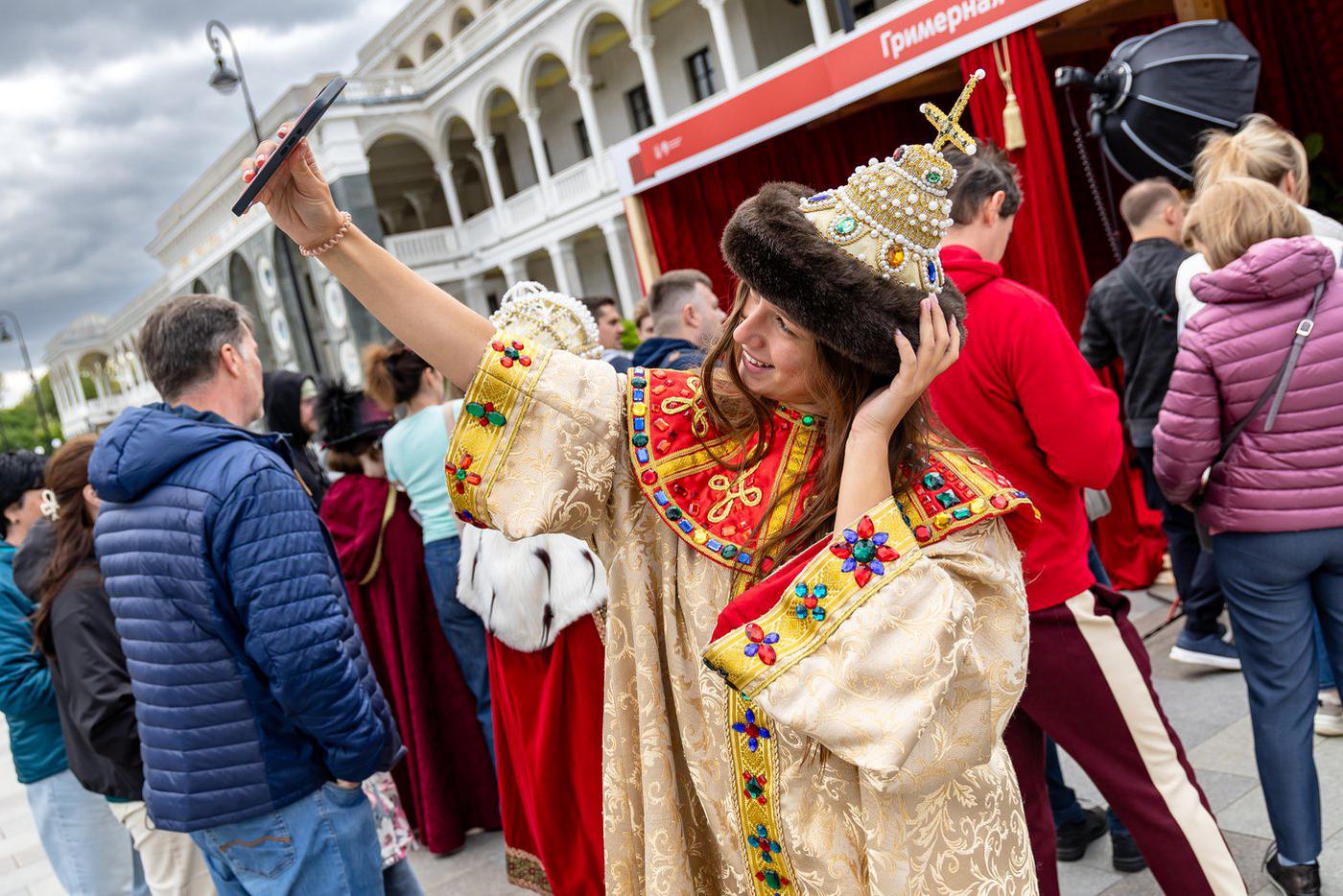 Яркий театральный фестиаль под открытым небом прошёл на Северном речном вокзале столицы.