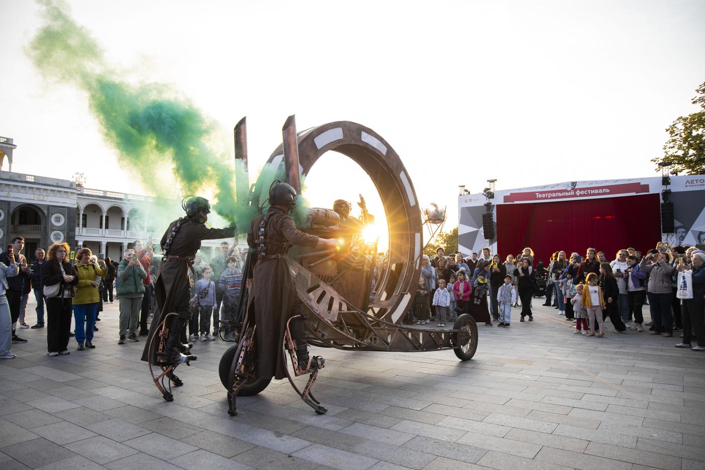 Яркий театральный фестиаль под открытым небом прошёл на Северном речном вокзале столицы.