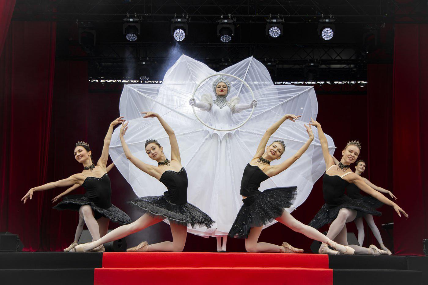 Яркий театральный фестиаль под открытым небом прошёл на Северном речном вокзале столицы.