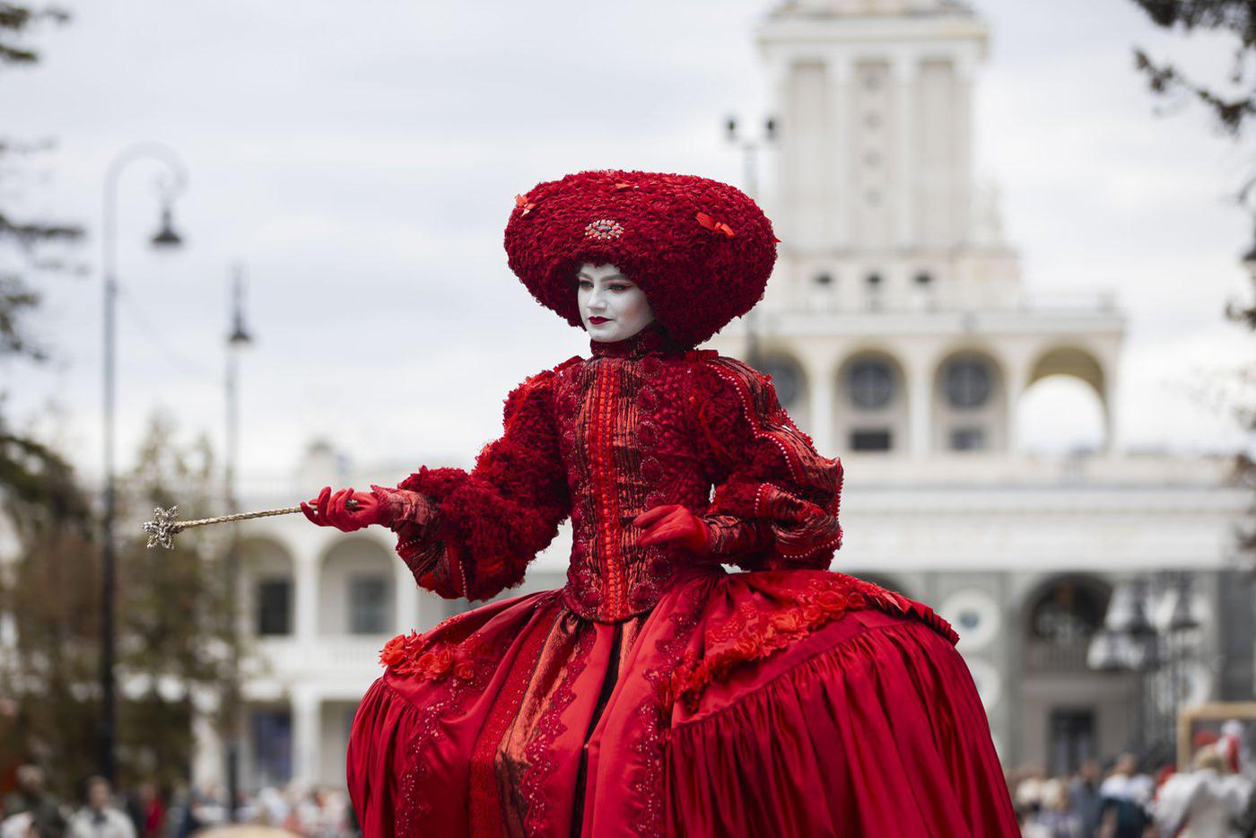 Яркий театральный фестиаль под открытым небом прошёл на Северном речном вокзале столицы.