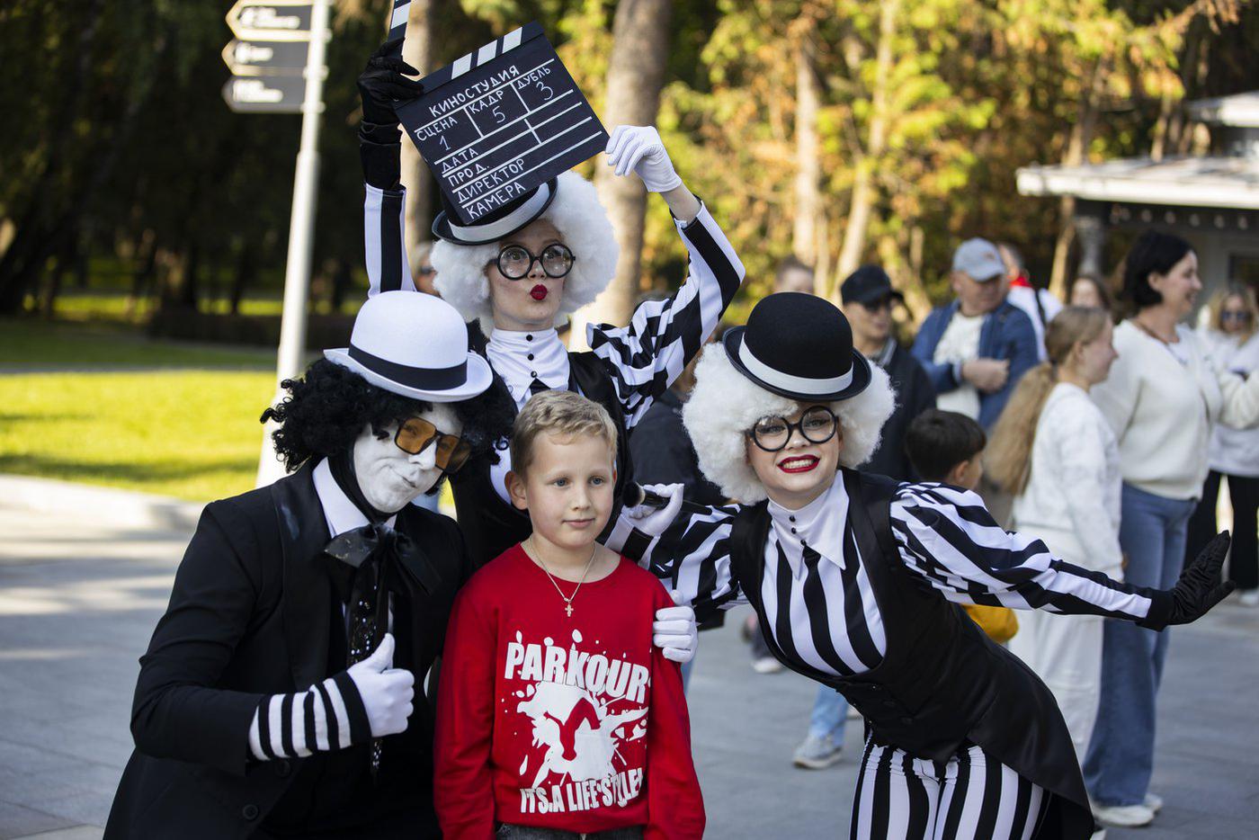 Яркий театральный фестиаль под открытым небом прошёл на Северном речном вокзале столицы.