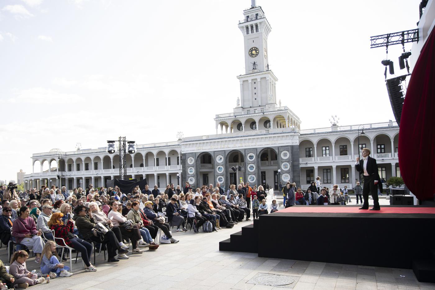 Яркий театральный фестиаль под открытым небом прошёл на Северном речном вокзале столицы.