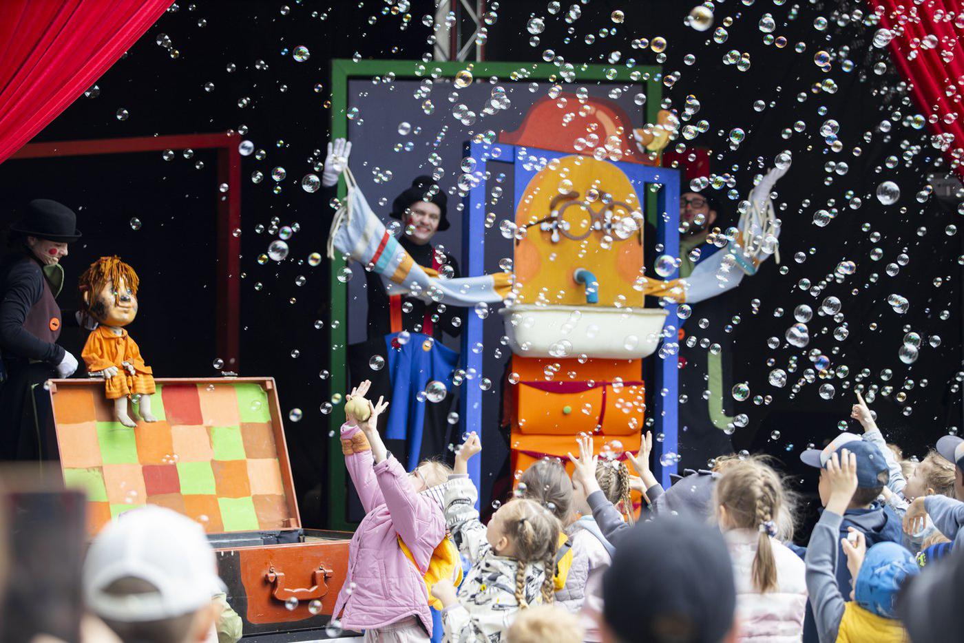 Яркий театральный фестиаль под открытым небом прошёл на Северном речном вокзале столицы.