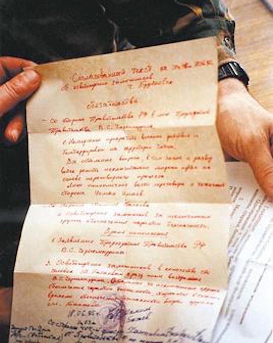 Басаев выдвинул требования, которые были записаны на листе бумаги под наблюдением депутатов.