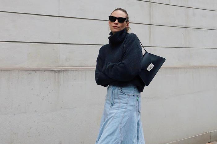 Как носить длинную джинсовую юбку и не выглядеть старомодно в 2025 году