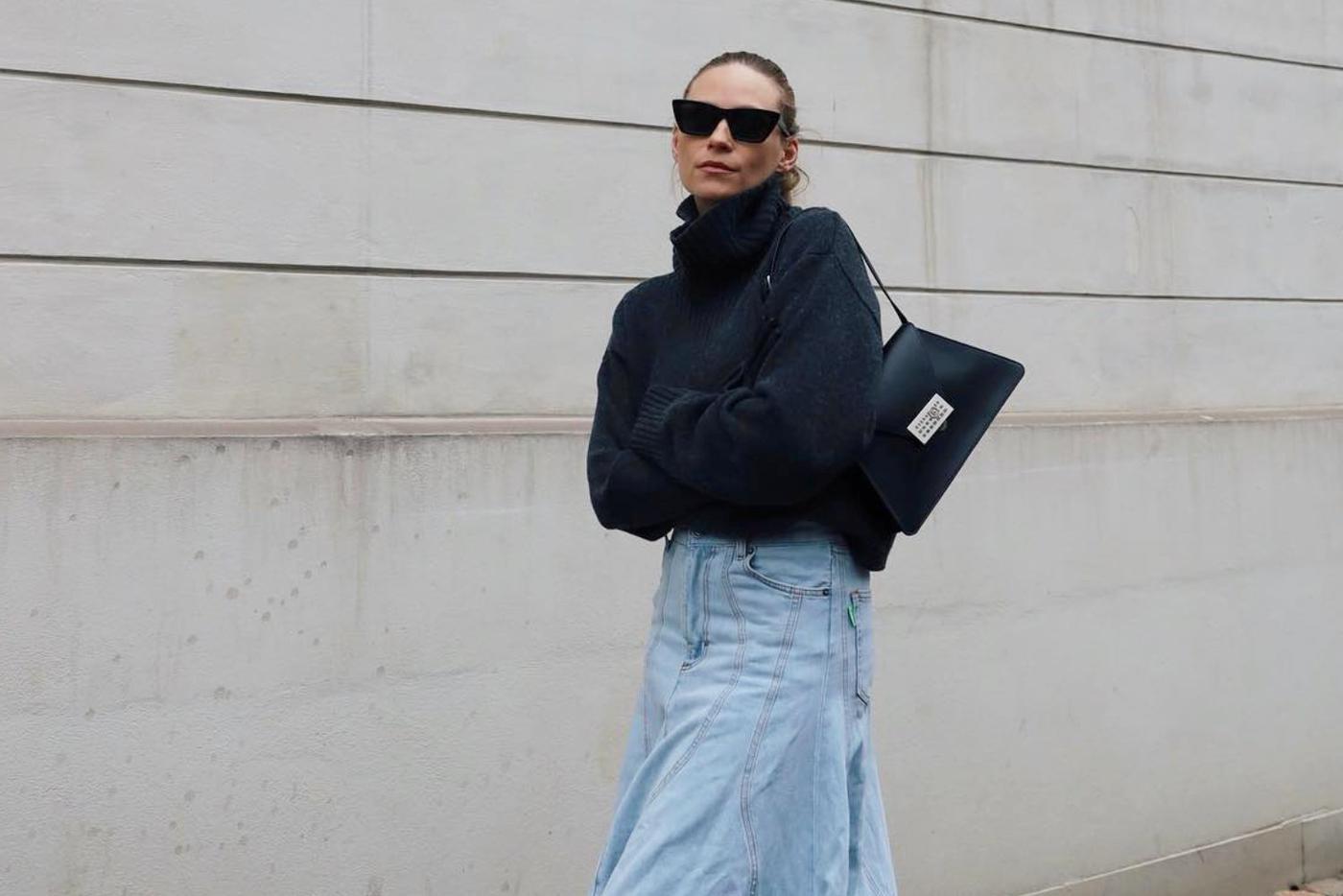 Как носить длинную джинсовую юбку и не выглядеть старомодно в 2025 году