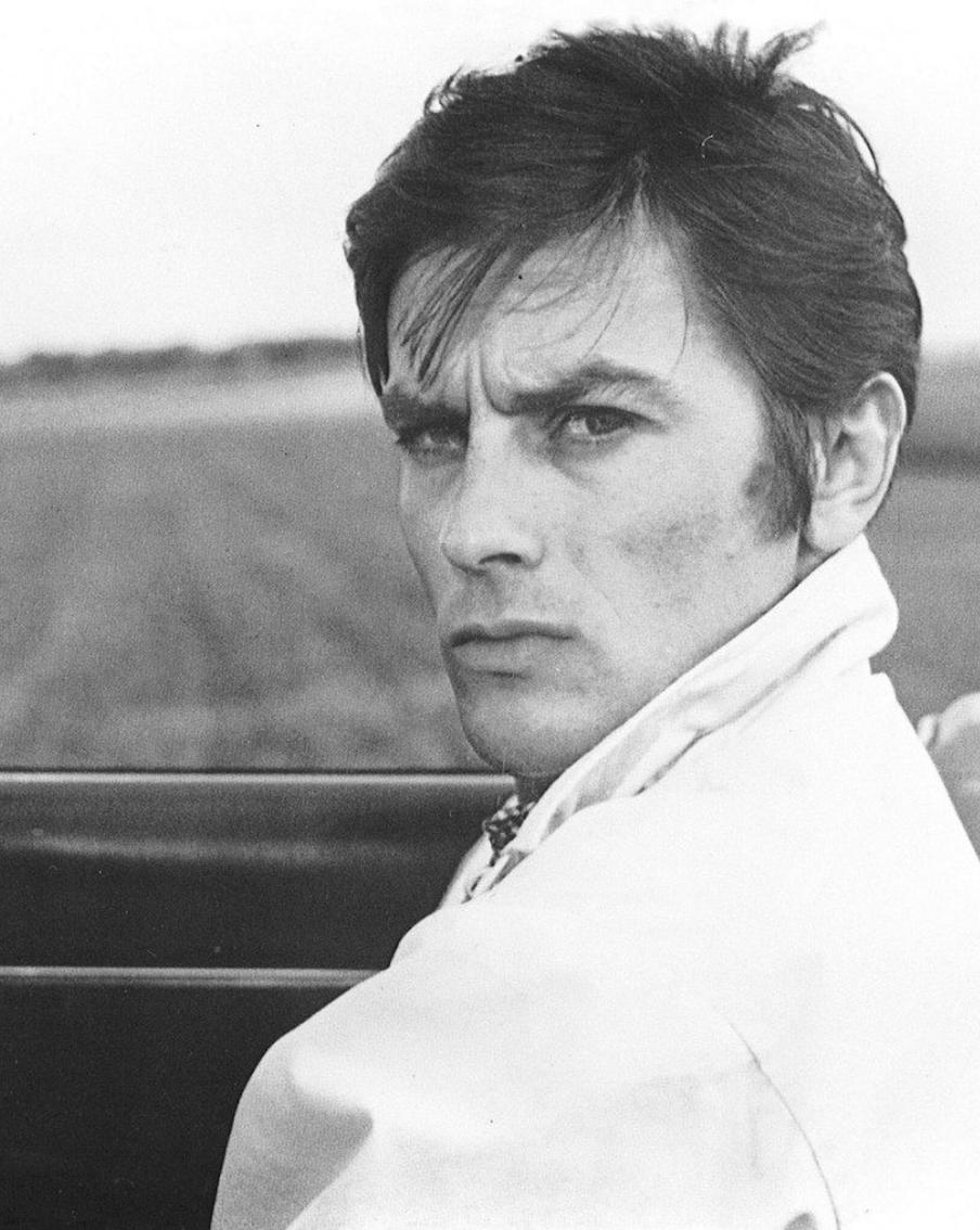 "Он сломал маме рёбра и приставлял пистолет к затылку": сын Алена Делона рассказал о жестоком обращении отца