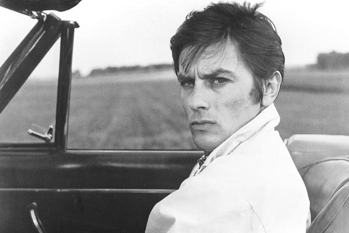 "Он сломал маме рёбра и приставлял пистолет к затылку": сын Алена Делона рассказал о жестоком обращении отца