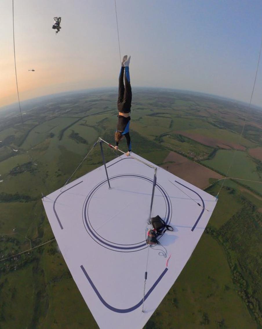 Экстремал Сергей Бойцов сделал "солнышко" на высоте полутора километров