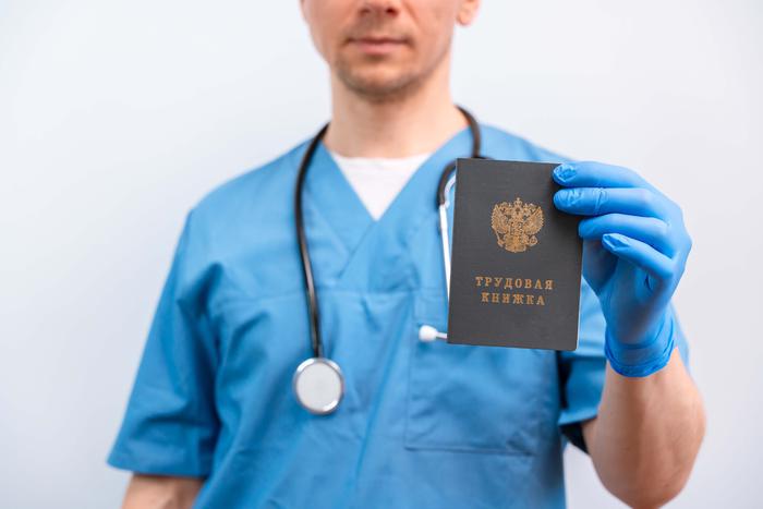 Выпускников-медиков хотят не допускать к работе без трёх лет стажа в госклиниках