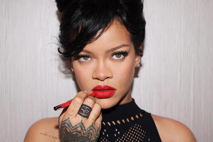 Жасмин, ваниль и цитрусовые акценты: какие парфюмы носят голливудские звёзды