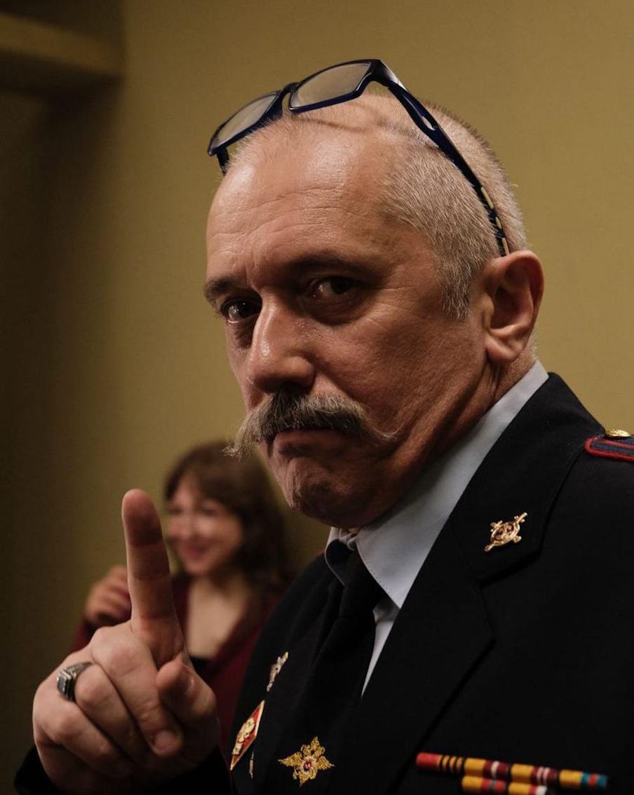 Вадим Назаров говорит, что такая роль его дисциплинирует: он быстрее запоминает текст.