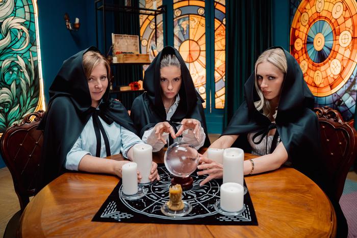 В московском ТЦ открылся магический салон, где услуги ведьм предоставляют Банщикова, Муцениеце и Астапова