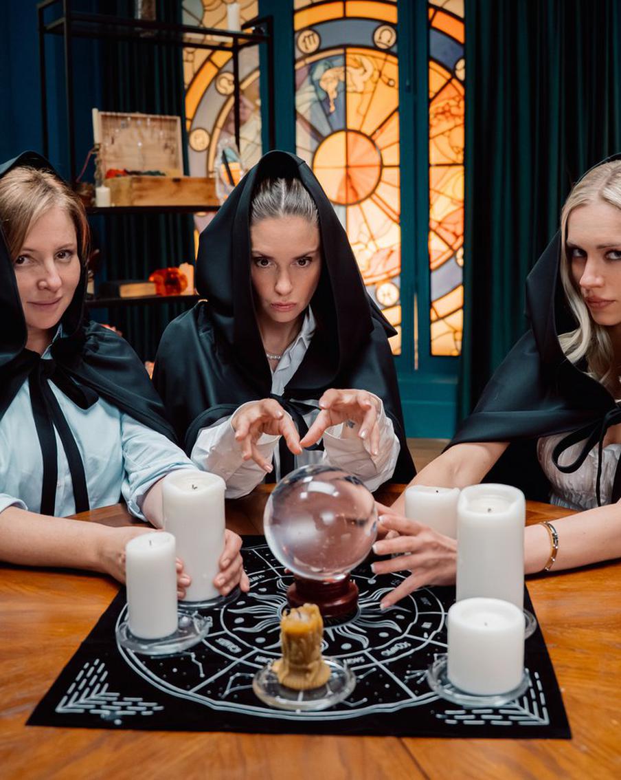 В московском ТЦ открылся магический салон, где услуги ведьм предоставляют Банщикова, Муцениеце и Астапова