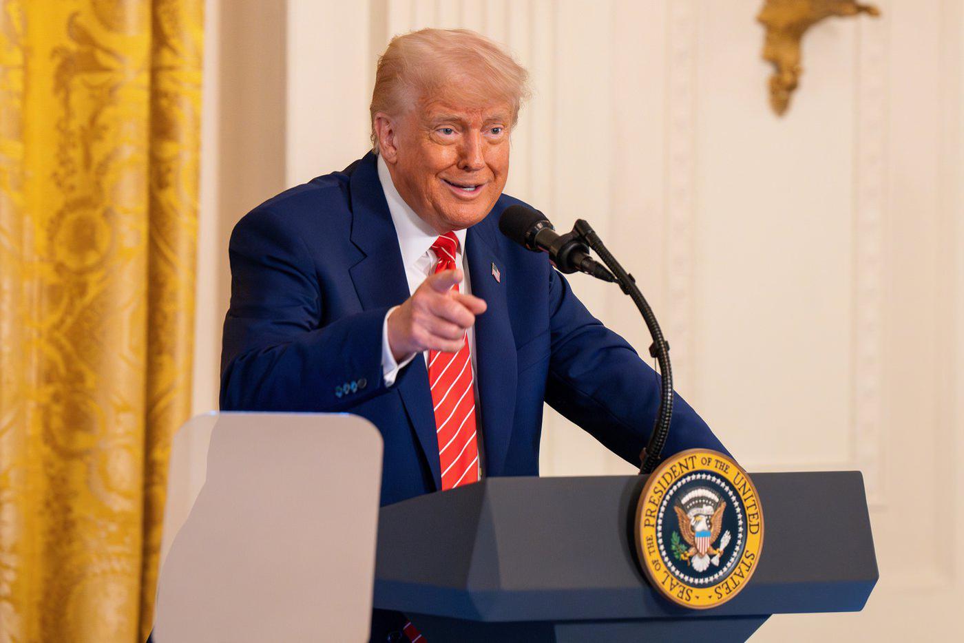 Трамп заявил, что обсудит трудности с "отличным парнем" Зеленским на саммите НАТО