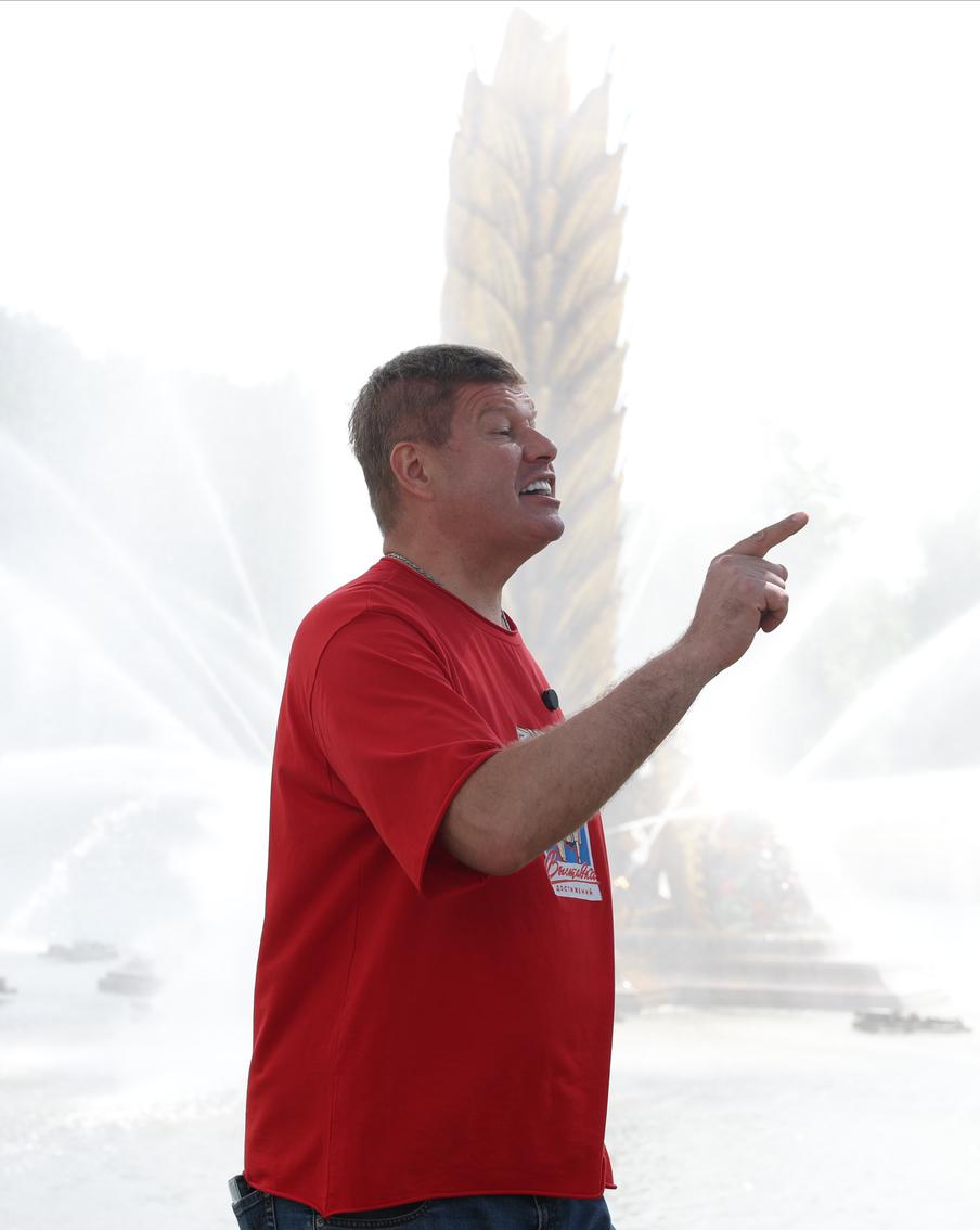 Губерниев заманивает на ВДНХ "Оскаром", ёжиками и крепким сердцем