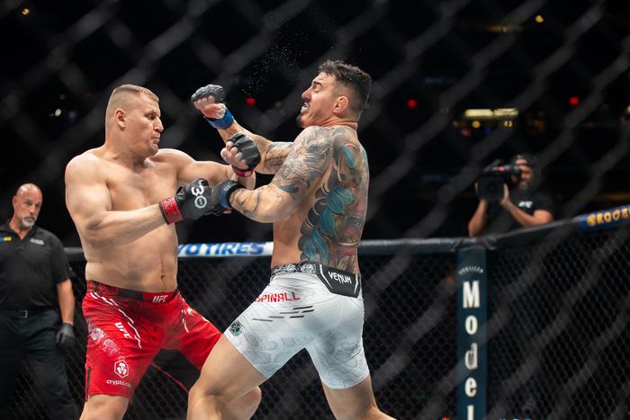 Россияне жаждут отобрать пояс у нового чемпиона UFC