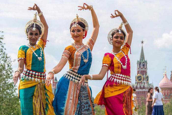 Красочные представления, уроки хинди и танцы ждут гостей фестиваля Индии в Москве