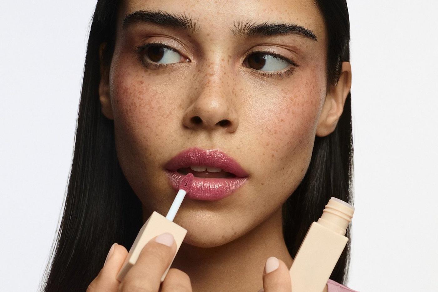 Cloud skin, мокка мусс и цветная тушь: тренды макияжа, которые можно носить