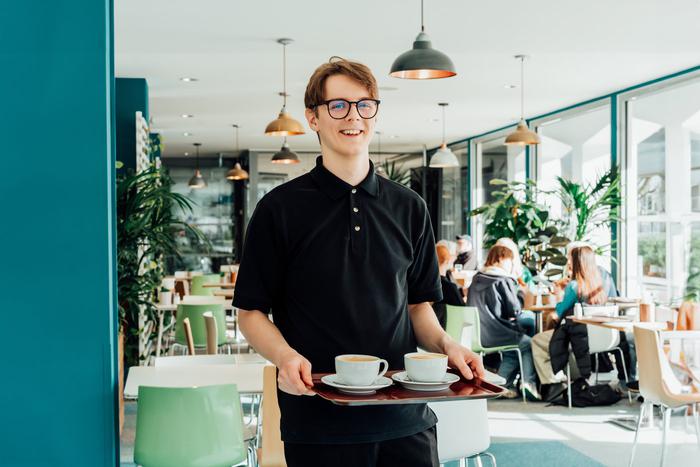 Самые популярные вакансии среди подростков – это официанты в ресторанах и доставщики различных товаров
