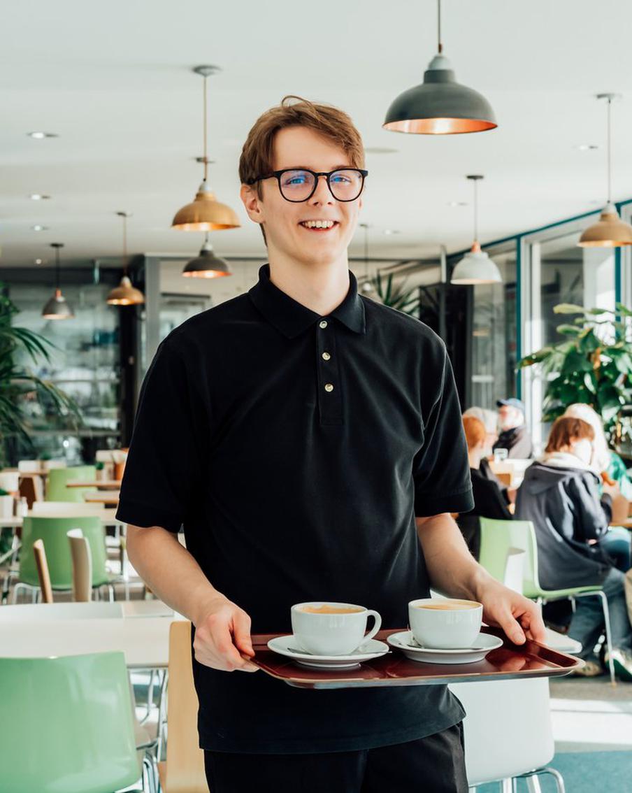 Самые популярные вакансии среди подростков – это официанты в ресторанах и доставщики различных товаров