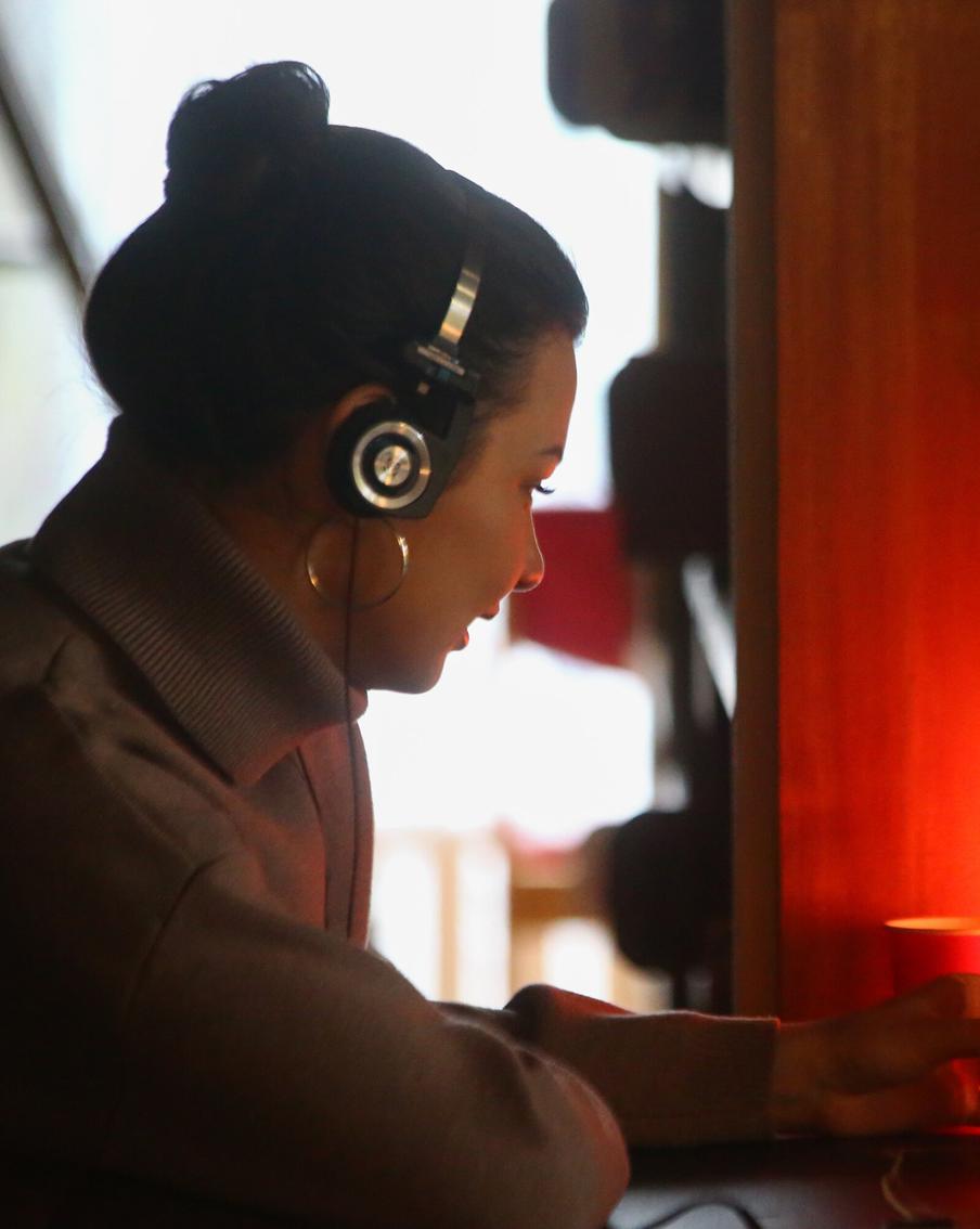 На прогулку берём с собой театр в кармане: где в Москве слушать аудиоспектакли, озвученные профессиональными актёрами