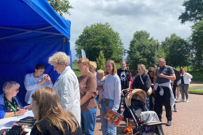 Москвичи получили по кедру. Волонтеры раздали саженцы