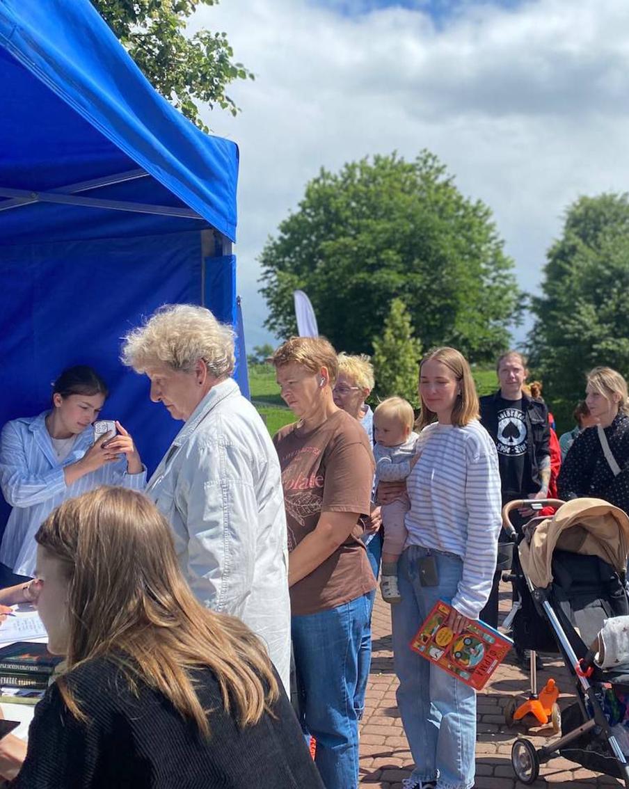 Москвичи получили по кедру. Волонтеры раздали саженцы