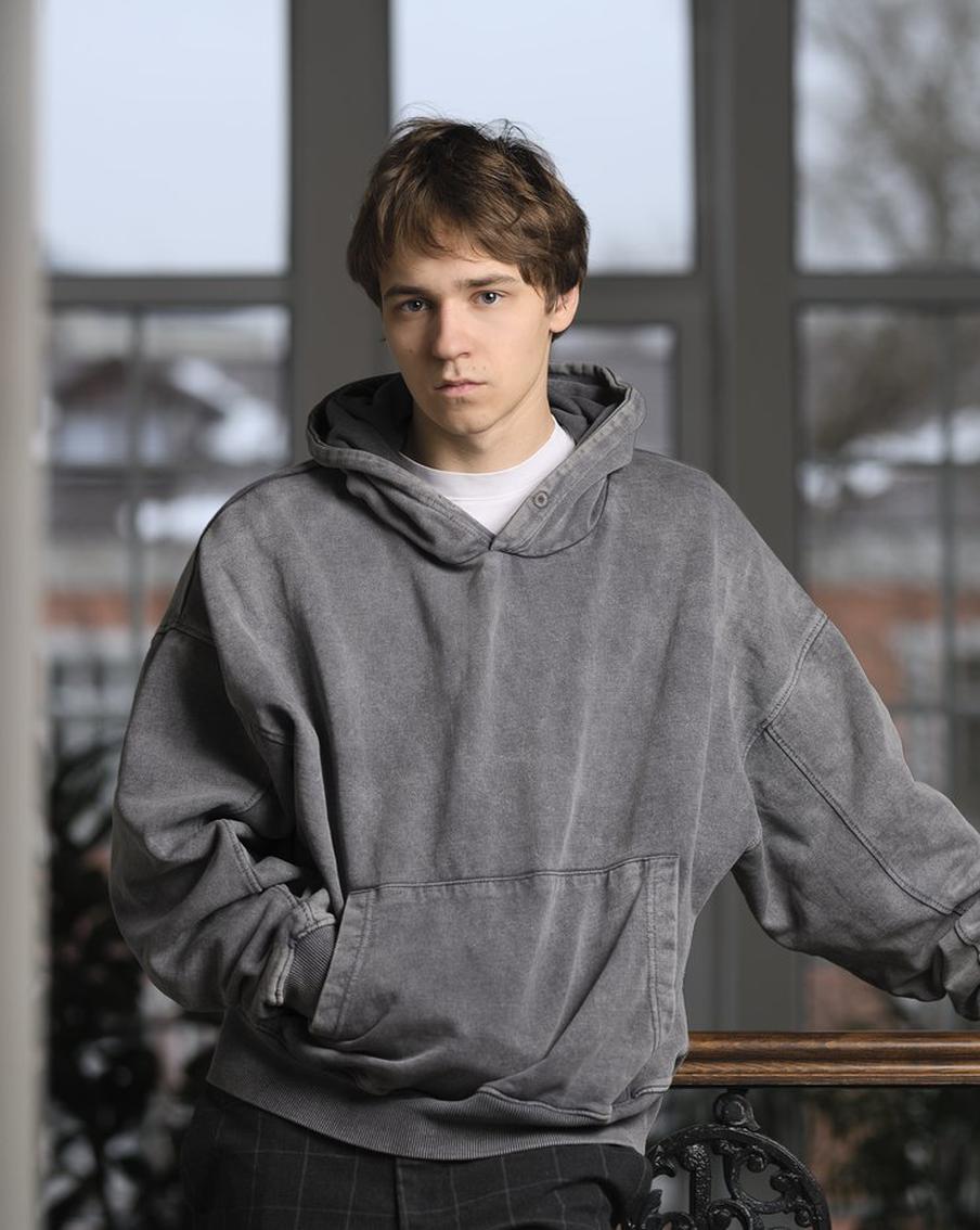 "Я никогда не советуюсь с папой по поводу работы": Metro поговорило с Макаром Хлебниковым о новой роли школьника-хулигана