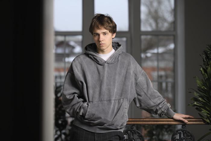 "Я никогда не советуюсь с папой по поводу работы": Metro поговорило с Макаром Хлебниковым о новой роли школьника-хулигана