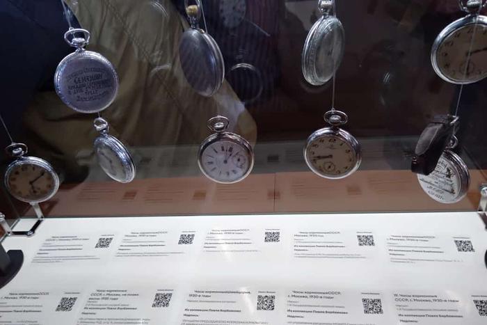 Коллекционер показал часы великих князей, метростроевцев и родни Чкалова
