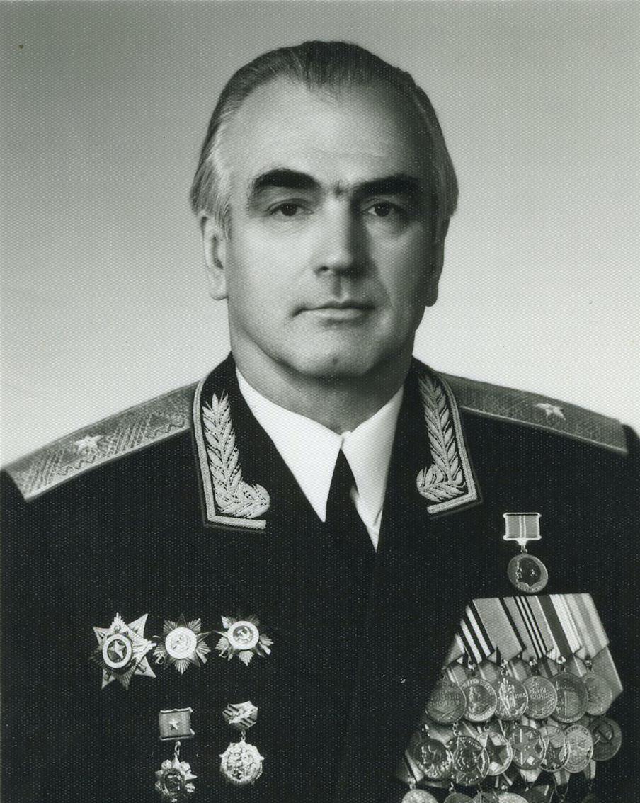 Нырков закончил войну старшим лейтенантом, в 1953-м поступил в Академию бронетанковых войск, был штабистом. А в 1980-м получил звание генерал-майора