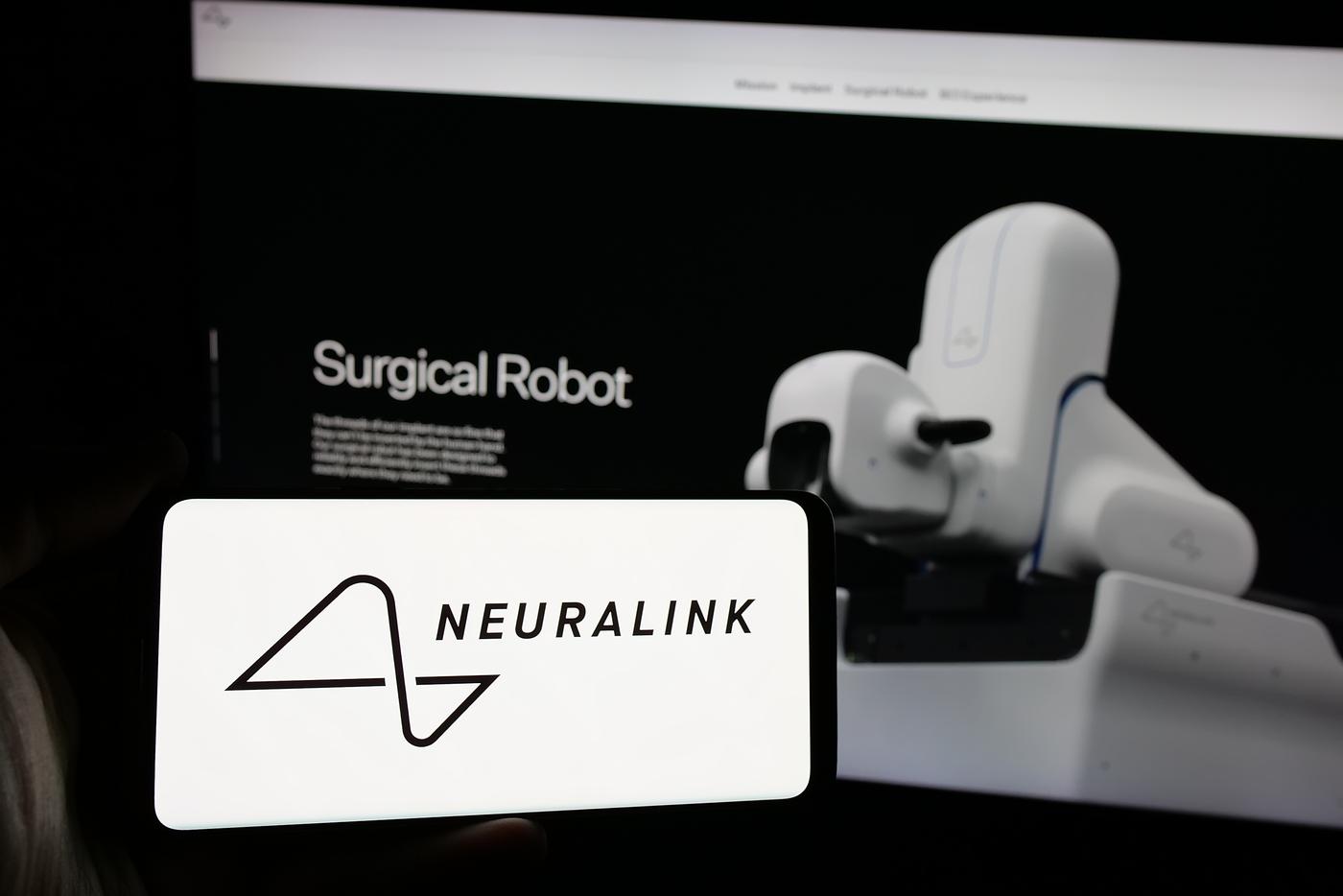 Компания Илона Маска рассказала об установке чипа Neuralink уже семерым пациентам