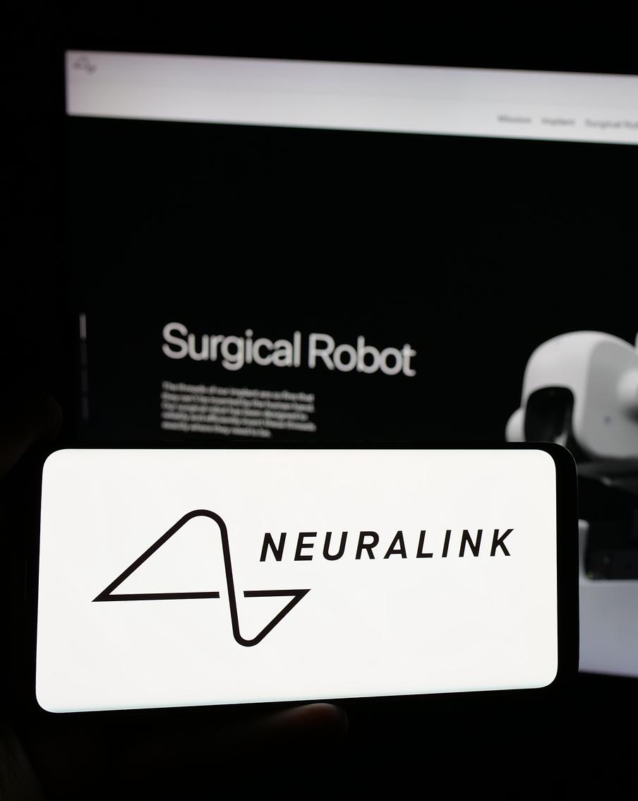 Уже семерым пациентам с нарушениями опорно-двигательного аппарата вживили разработанный Илоном Маском чип Neuralink