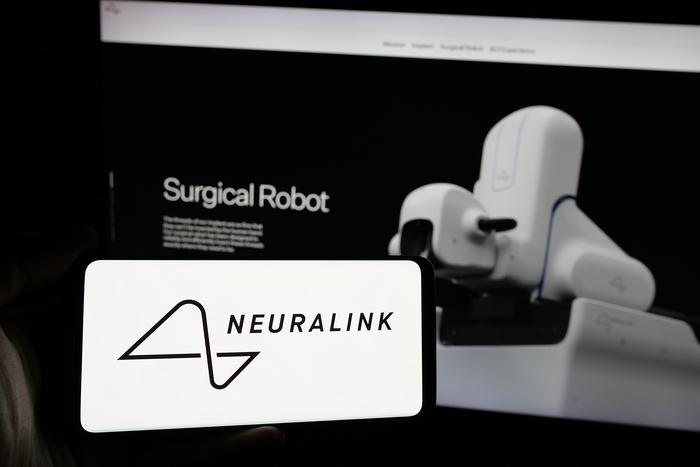 Уже семерым пациентам с нарушениями опорно-двигательного аппарата вживили разработанный Илоном Маском чип Neuralink