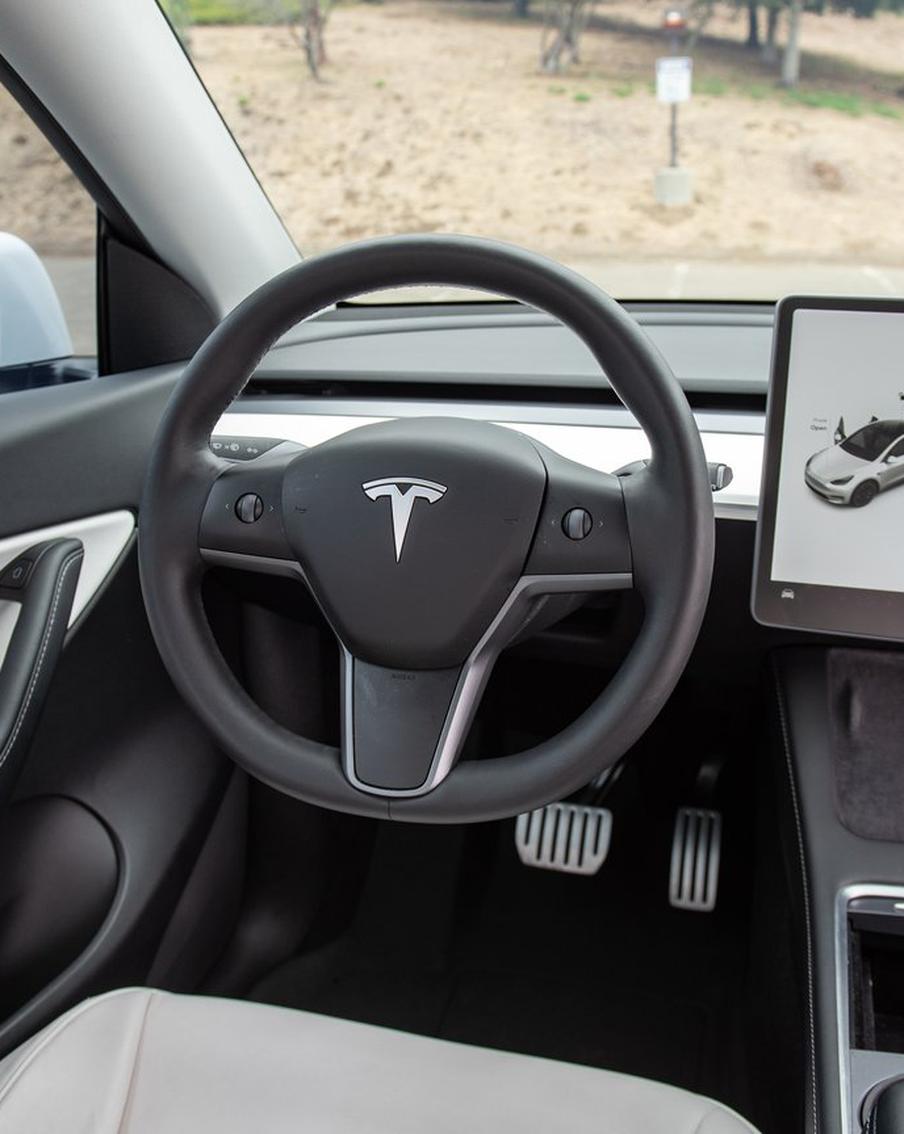 Компания Tesla провела первую в мире доставку автомобиля покупателю без участия живого человека