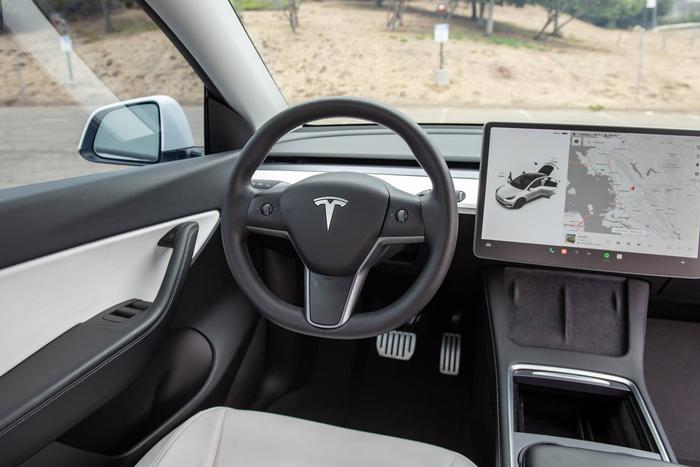 Компания Tesla провела первую в мире доставку автомобиля покупателю без участия живого человека