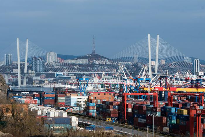 Три человека пострадали из-за взрыва на борту пришвартованного в порту Владивостока корабля