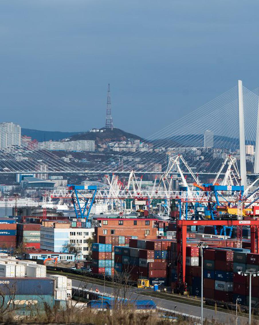 Три человека пострадали из-за взрыва на борту пришвартованного в порту Владивостока корабля