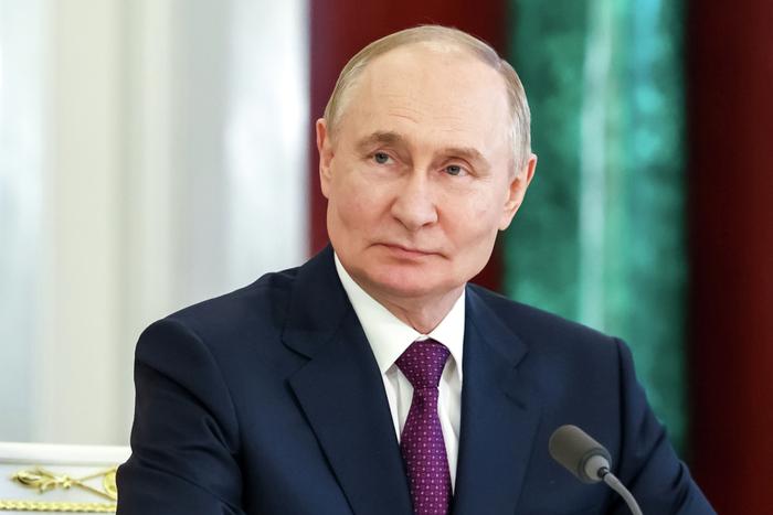 Российский президент Владимир Путин лично поздравил младшего сына Рамзана Кадырова со вступлением в брак