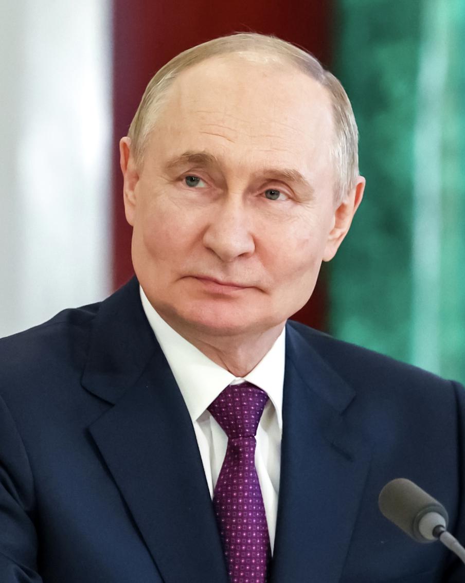 Российский президент Владимир Путин лично поздравил младшего сына Рамзана Кадырова со вступлением в брак