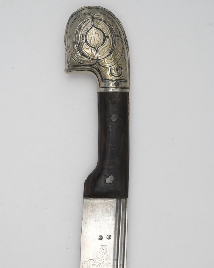 Шашка казачья нижних чинов Кубанского казачьего войска образца 1904 г. Златоустовская оружейная фабрика. 1893 г. Сталь, нейзильбер, рог, дерево, кожа; ковка, литье, травление, штамп, чернение.