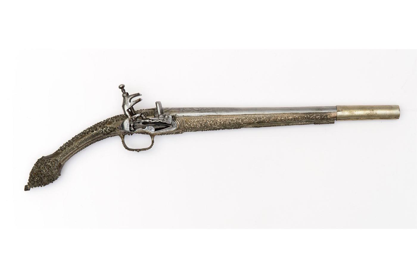 Пистолет Захария Чепеги. Албания. 1790-е гг. Сталь, медьсодержащий сплав; ковка, гравировка, литьё, резьба, чеканка, насечка латунью. На стволе надпись: "ЗАХАРIИ ЧАПЕГА 1793".