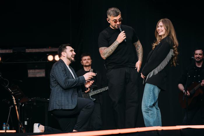 Будущая тёща помогла устроить хоккеисту Сергею Алхимову предложение руки и сердца на стадионном концерте Басты